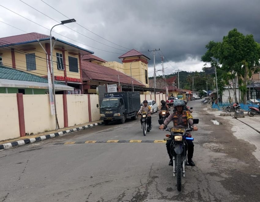 Hari Ke 4 Ops Lilin Toba, Kapolres Samosir Naik Sepeda Motor Patroli Cek Situasi Pelabuhan dan Objek Wisata