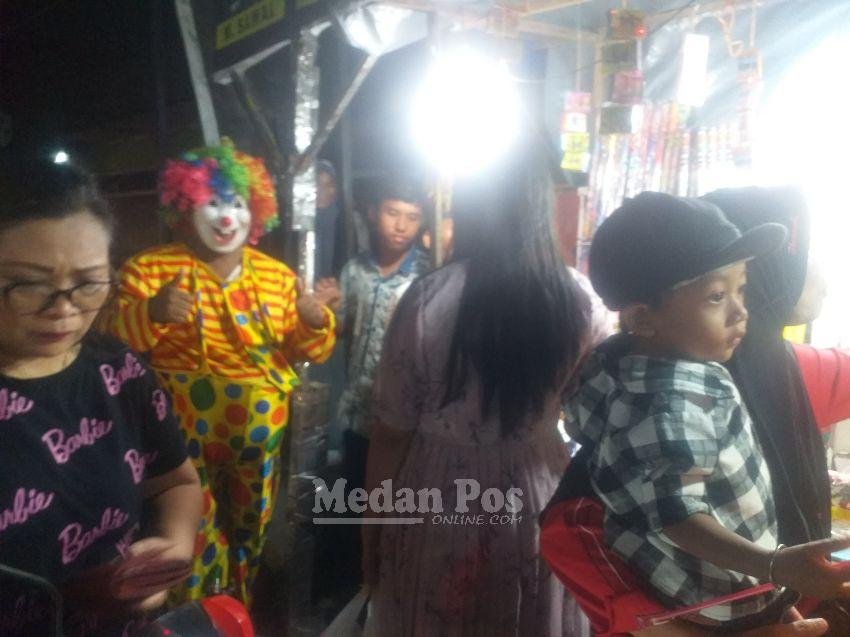 Pengusaha Radit Cafe Nyambi Jadi Badut