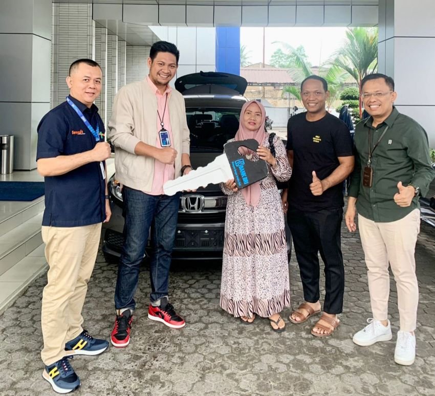 Nasabah BRI Terima Hadiah Mobil Undian Panen Hadiah Simpedes