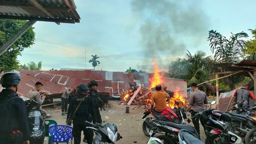 Polda Sumut Ratakan dan Bakar Gubuk Narkoba Jermal, Bandar Sabu Ditangkap Puluhan Penguna Narkoba Diamankan