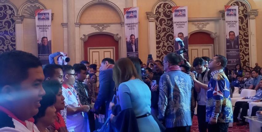 Penyandang Disabilitas dan Tuna Netra Terima Bingkisan Natal dari Partai Demokrat