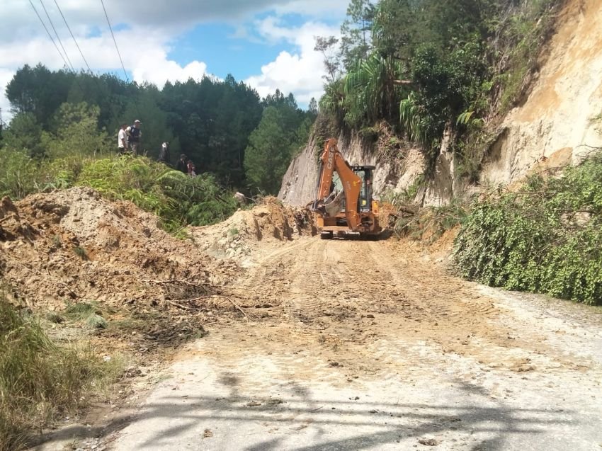 Badan Jalan Propinsi Pangaribuan - Garoga  Tertimbun Longsor, Arus Lalin Putus Total