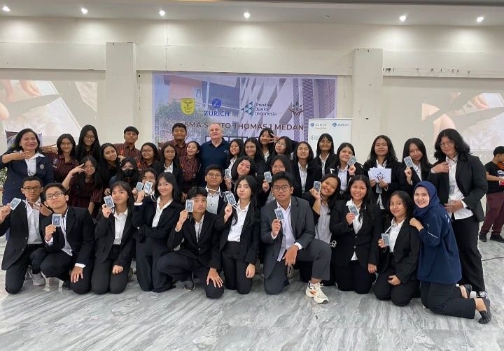 Siswi SMA Santo Thomas 1 Medan Produksi Lilin Aroma Terapi