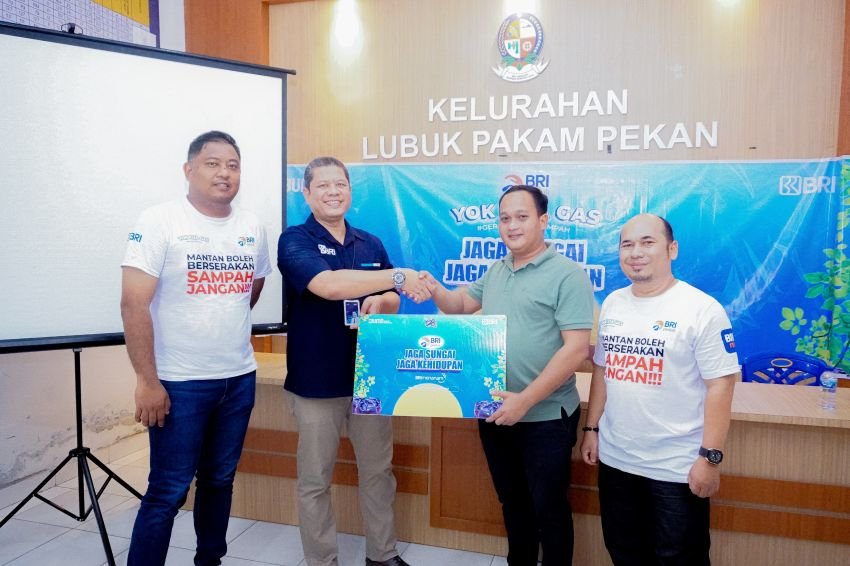 BRI Lubuk Pakam Bersama Warga Bersihkan Sungai Dan Tanam Pohon