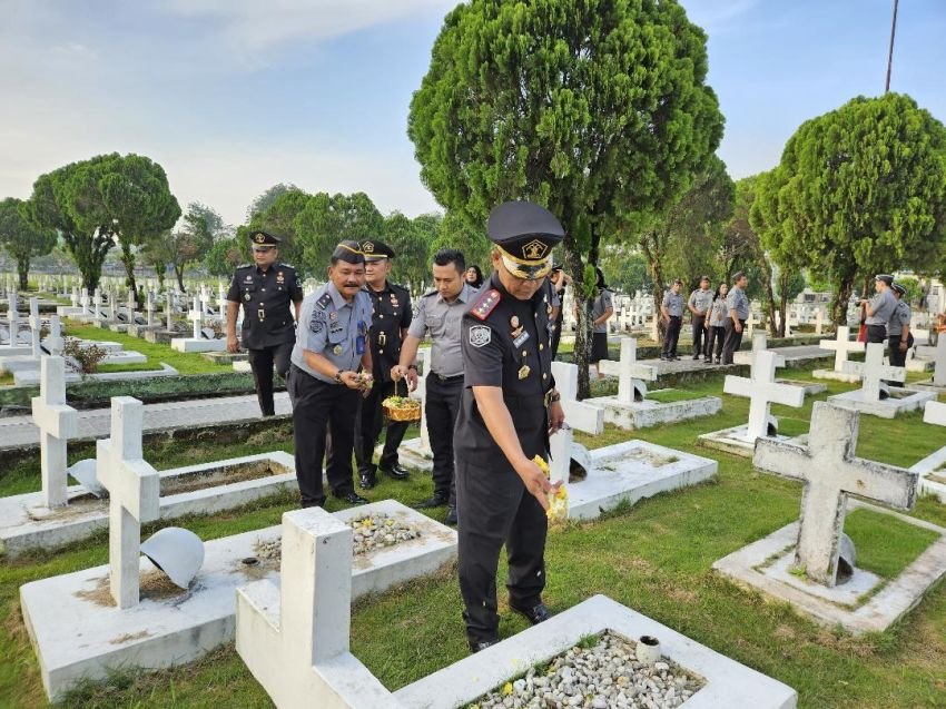 Lapas Pancur Batu Tabur Bunga di Makam Pahlawan