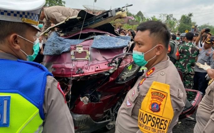 Truk Muatan Air Kemasan Tabrak Mobil Rush, 6 Tewas dan 4 Orang Luka-luka