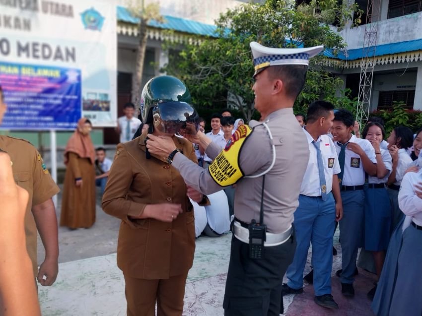 Satlantas Polres Pelabuhan Belawan Giat Keselamatan Berkendara di SMAN 20 Medan