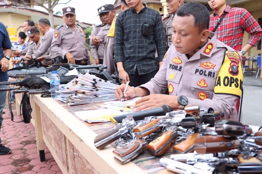 Kapolres Tanjung Balai Periksa Senpi Dinas Personil