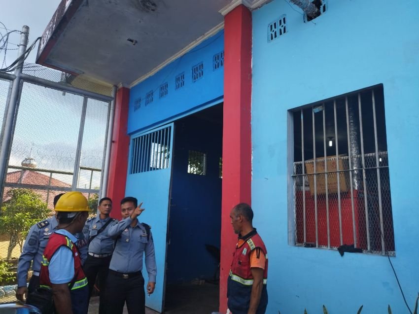 Kepala KPLP Narkotika Kelas IIA P.Siantar Dampingi Petugas PLN Pasang Instalasi Tambahan Daya Listrik