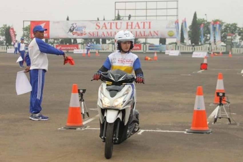 Cara Cerdas Pengendara Perempuan Cari Aman di Jalan