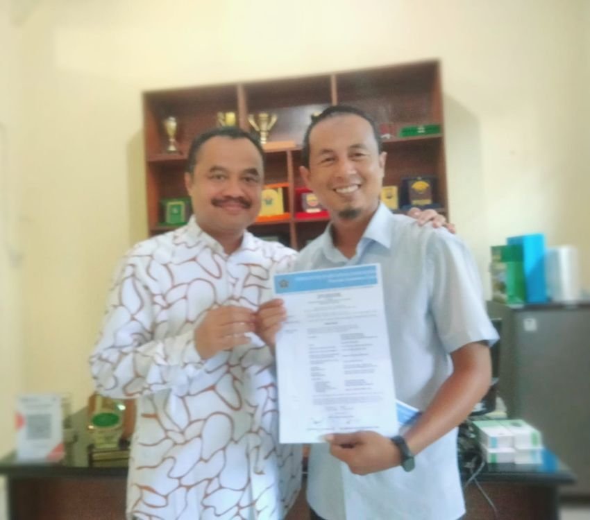 Sapriadi Wartawan Harian Waspada Terima SK Ketua PWI Asahan&nbsp; Periode 2023-2026