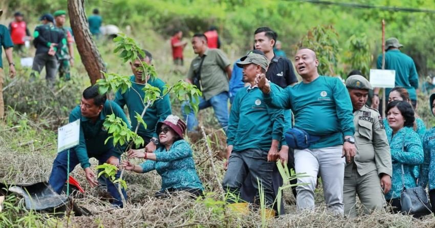 Pj Gubsu Bersama Bupati Simalungun Tanam Bibit Pohon di Kelurahan Sipolha Horisan