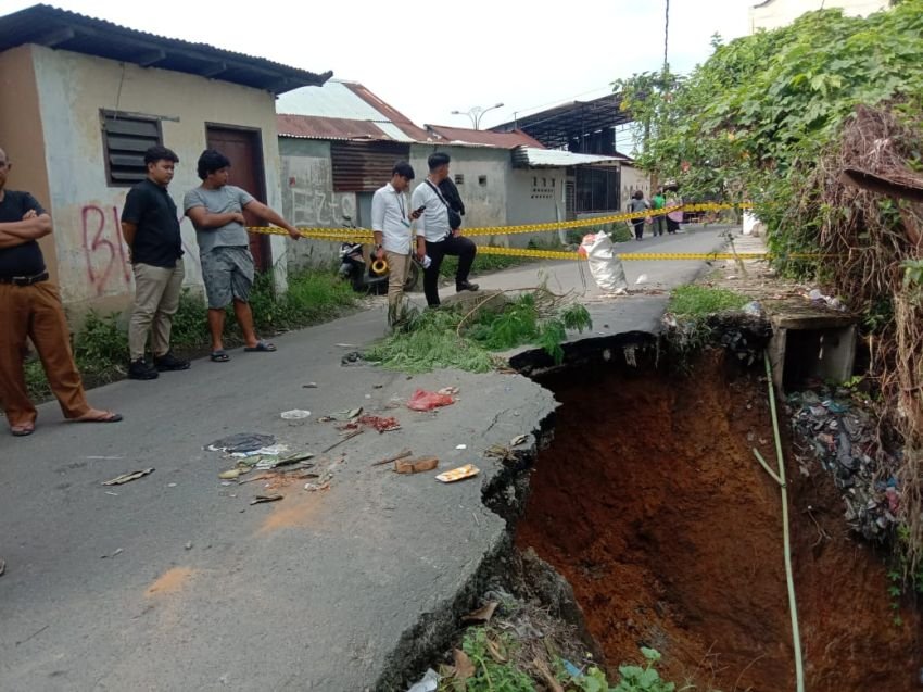 Pasar Mati Longsor, Warga Tutup Jalan