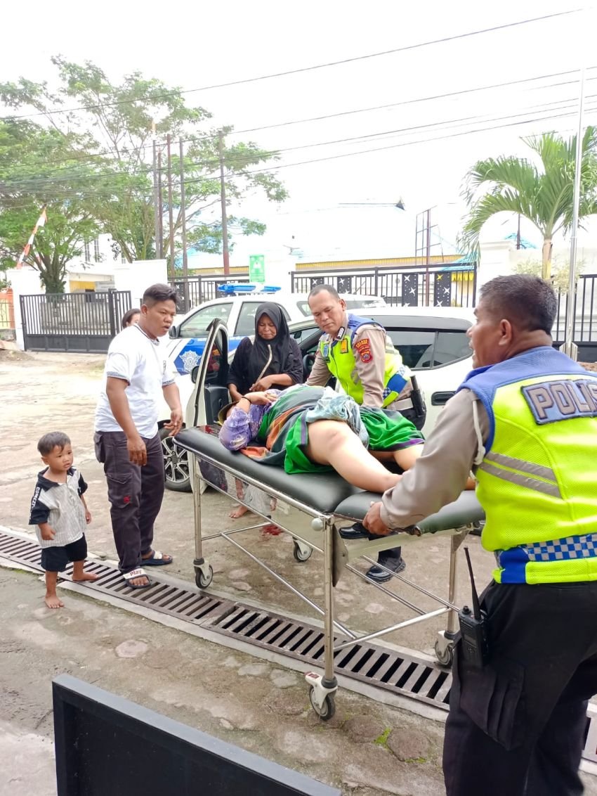 Tugas Mulia, Personil Satlantas Polres Batu Bara Evakuasi Ibu Melahirkan Dalam Mobil
