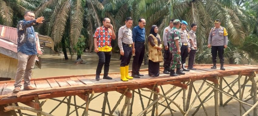 Cek Lokasi Banjir dan Jembatan Hanyut, Kapolres Labusel Pastikan tak Perlu Pemindahan TPS
