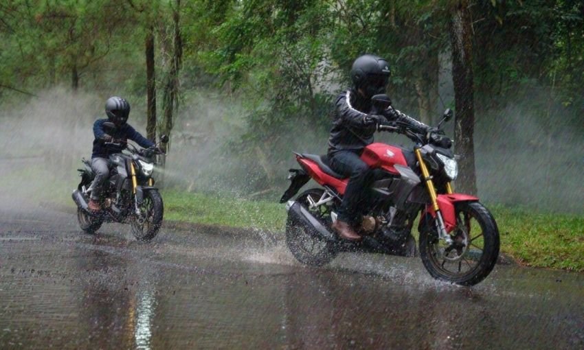 Cegah Ancaman Aquaplaning Untuk #cari_aman Saat Hujan di Jalan