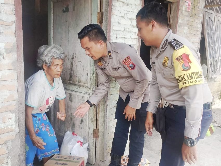 Pendekatan Sosiologis Polsek Kotarih, Bantu Warga Kurang Mampu