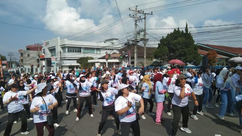 Dihadiri Bupati Cory Sebayang, Ratusan Masyarakat Karo Jalan Santai dan Senam "Gemoy" Dukung Prabowo-Gibran