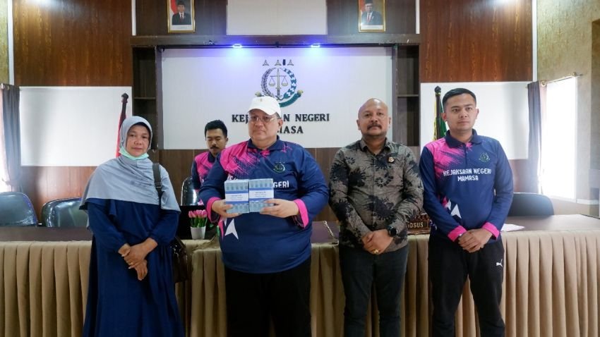 Istri Terdakwa Dugaan Korupsi Penyertaan Modal Kembalikan Kerugian Negara ke Kejari Mamasa