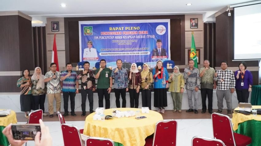 Sekda Amril Buka Rapat Pleno Penyusunan Program Kerja TPKAD Kabupaten Langkat.