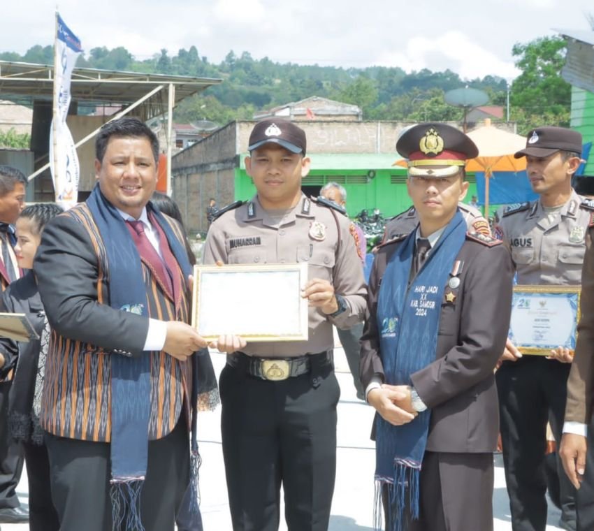 Bupati Samosir Berikan Penghargaan Berprestasi Kepada Tiga Personil Polres Samosir