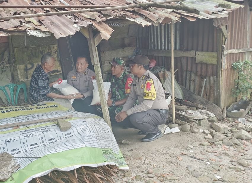 Implementasi Kepedulian TNI-Polri, Polsek Kotarih Lakukan Pendekatan Sosiologis Bantu Warga Kurang Mampu