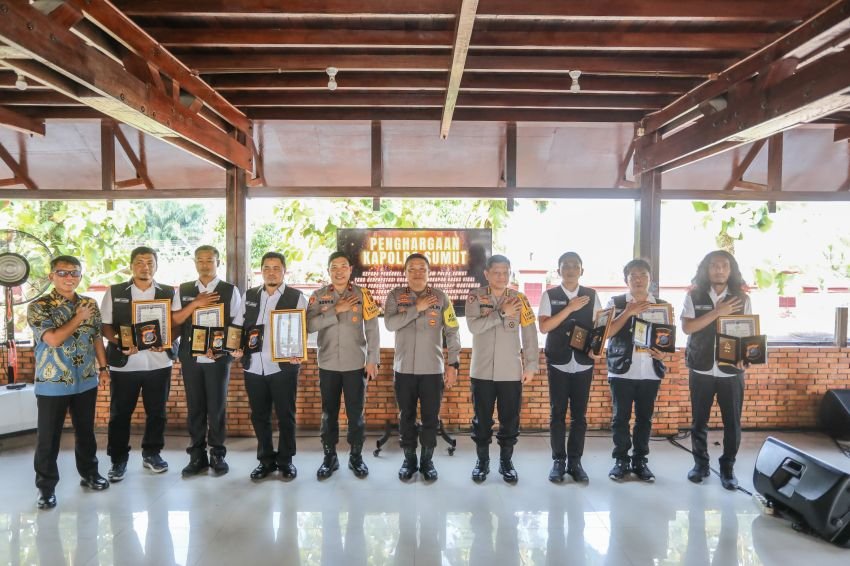 Bekuk 3 Penganiaya dan Pembakaran Mobil Wartawan, Tim Jahtanras Poldasu Terima Penghargaan Kapolda Sumut