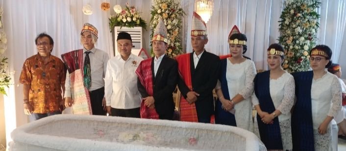 Melayat Istri Pendiri Harian SIB, Ketua PWI Sumut: Semoga Keluarga Tetap Kompak