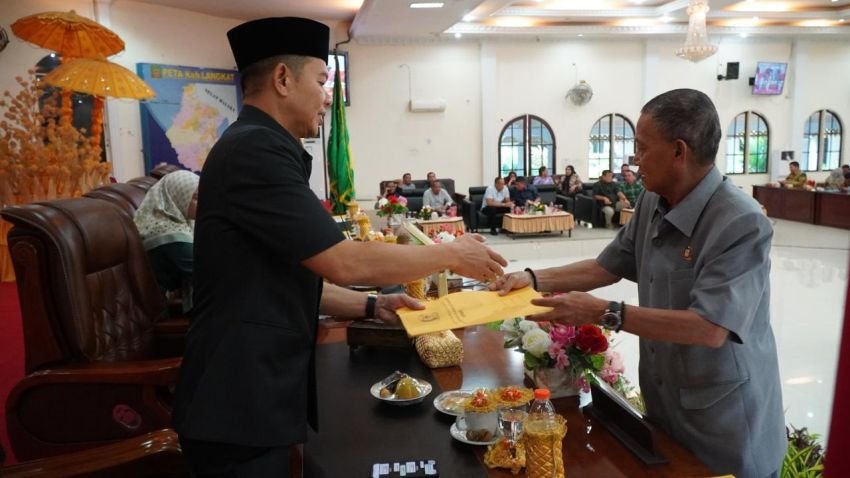 Sekda Langkat Amril Hadiri Rapat Paripurna DPRD, Penyampaian Laporan Reses Dan Usulan Pemberhentian Syah Afandin