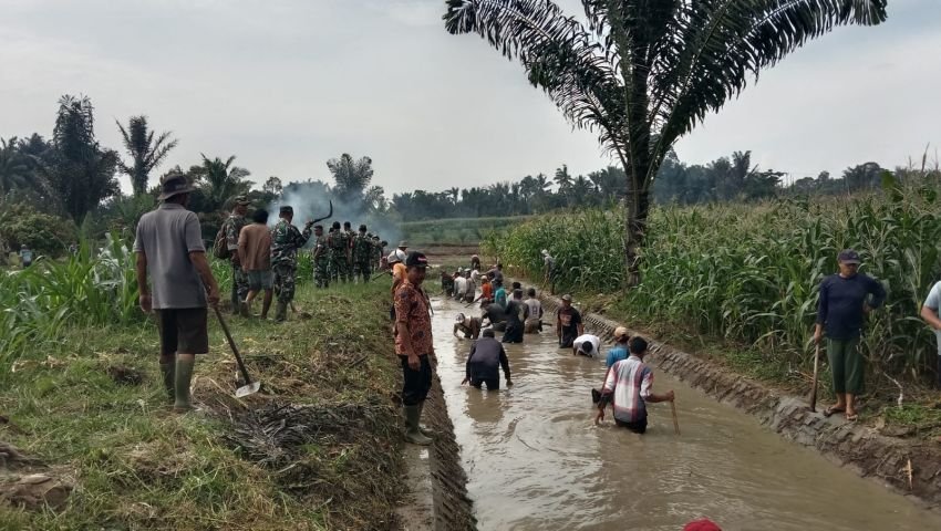 Masyarakat Nagori Silaumalaha Gotong Royong Perbaiki Saluran Irigasi