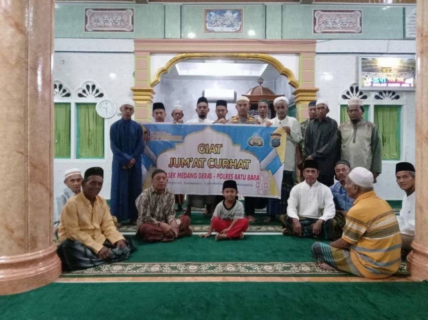 Bersukur Pemilu Aman dan Kondusif, Kapolsek Medang Deras dan Personil Sholat Subuh di Masjid Jami'