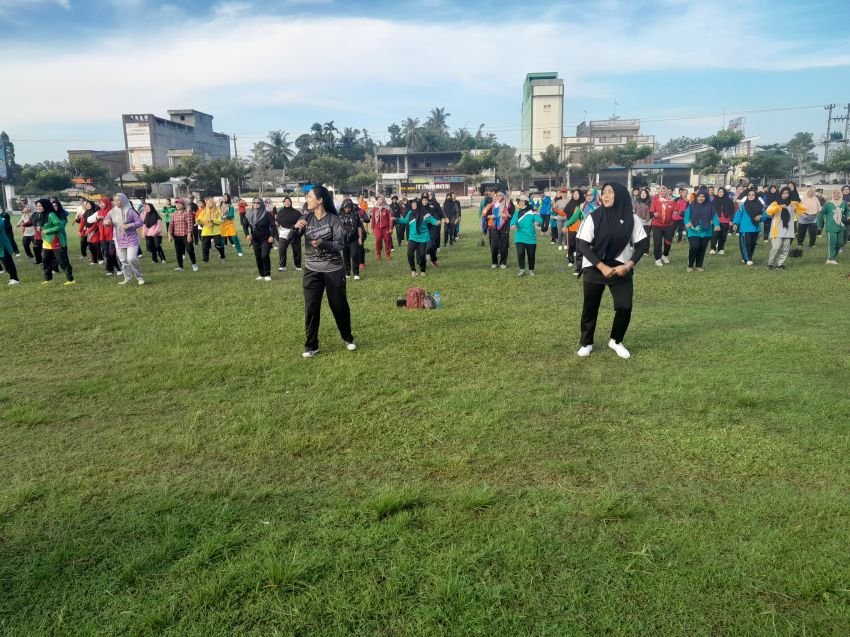 Secara Serentak di Kab. Batu Bara, Senam Bersama Petugas Pemilu 2024.