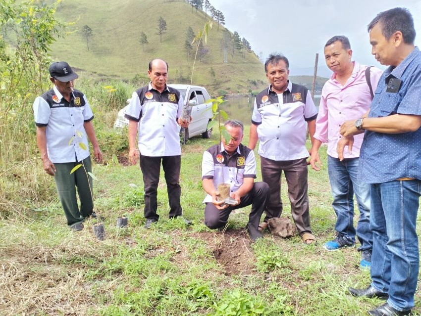 PWI Karo, Dairi dan Pakpak Bharat Tanam Pohon dan Baksos