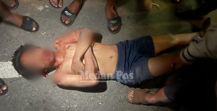 Perang Geng Motor Bersajam di Medan, Seorang Remaja Berlumuran Darah Nyaris Mati Tergeletak di Jalan