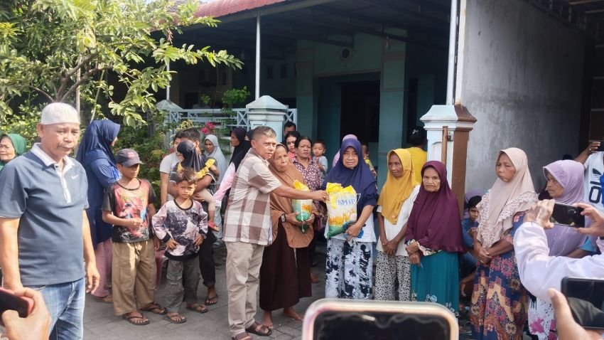 Harga Beras Melambung, HNSI Kota Medan Bagikan Sembako ke Warga
