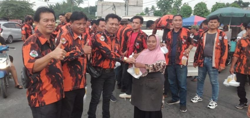 PAC PP Medan Tuntungan Bagi Takjil Gratis di Sidomulyo
