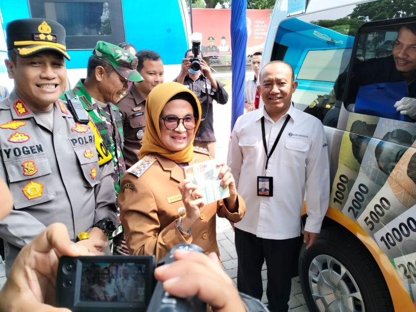 Tukar Uang Pecahan, Ratusan Warga Serbu Mobil Kas Keliling di Lapangan H Adam Malik P.Siantar