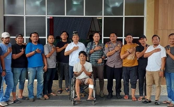 Pencuri yang Tikam Korbannya Hingga Tewas Ditangkap, Kaki Pelaku Jebol Ditembak-Terduduk di Kursi Roda