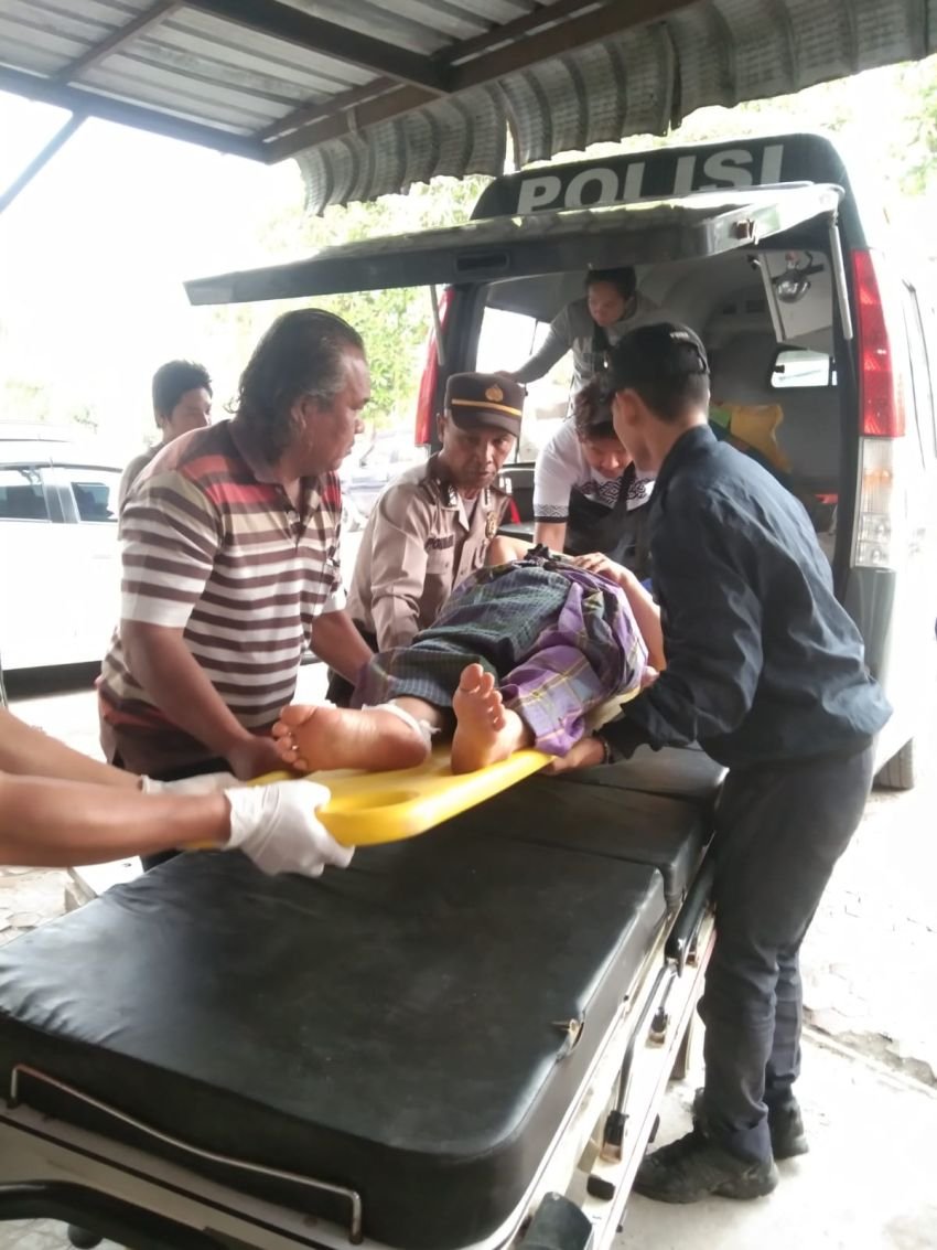 Polres Gunakan Mobil Ambulance Menolong Warga Yang Sakit