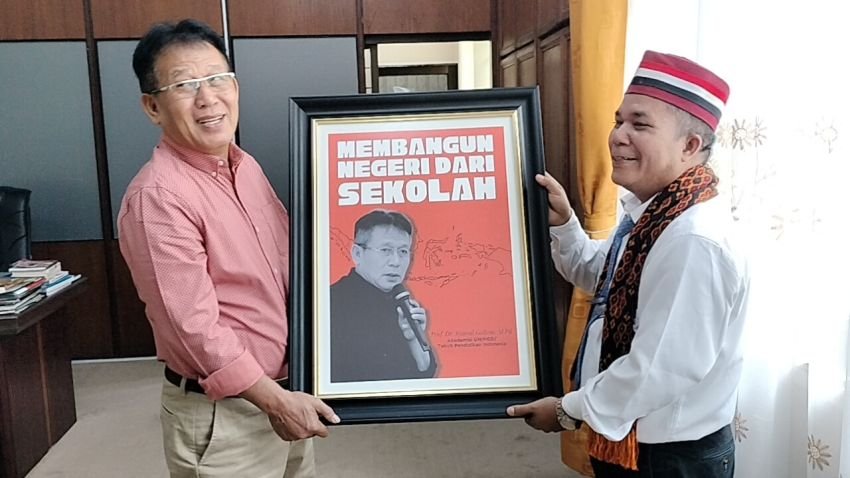 Tokoh Pendidikan Prof Syawal Gultom Terima Penghargaan dari Lembaga Konsultasi Pendidikan Citra Sumut