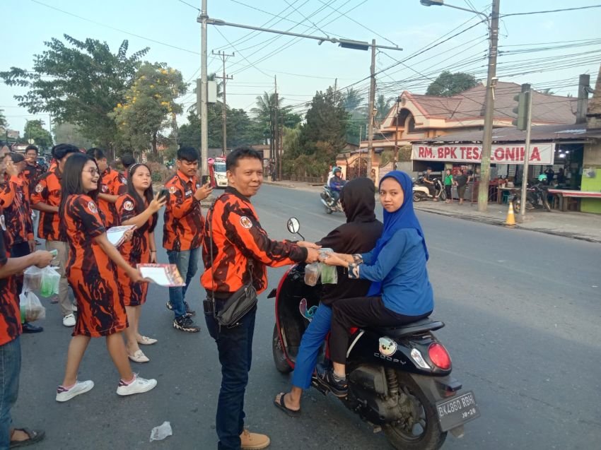 PAC PP Medan Tuntungan Bagi Takjil di Simpang Selayang