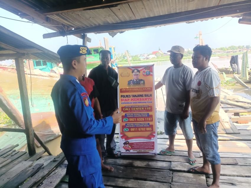 Sat Polairud Polres Tanjung Balai Beri Call Center 110 Kepada Nelayan