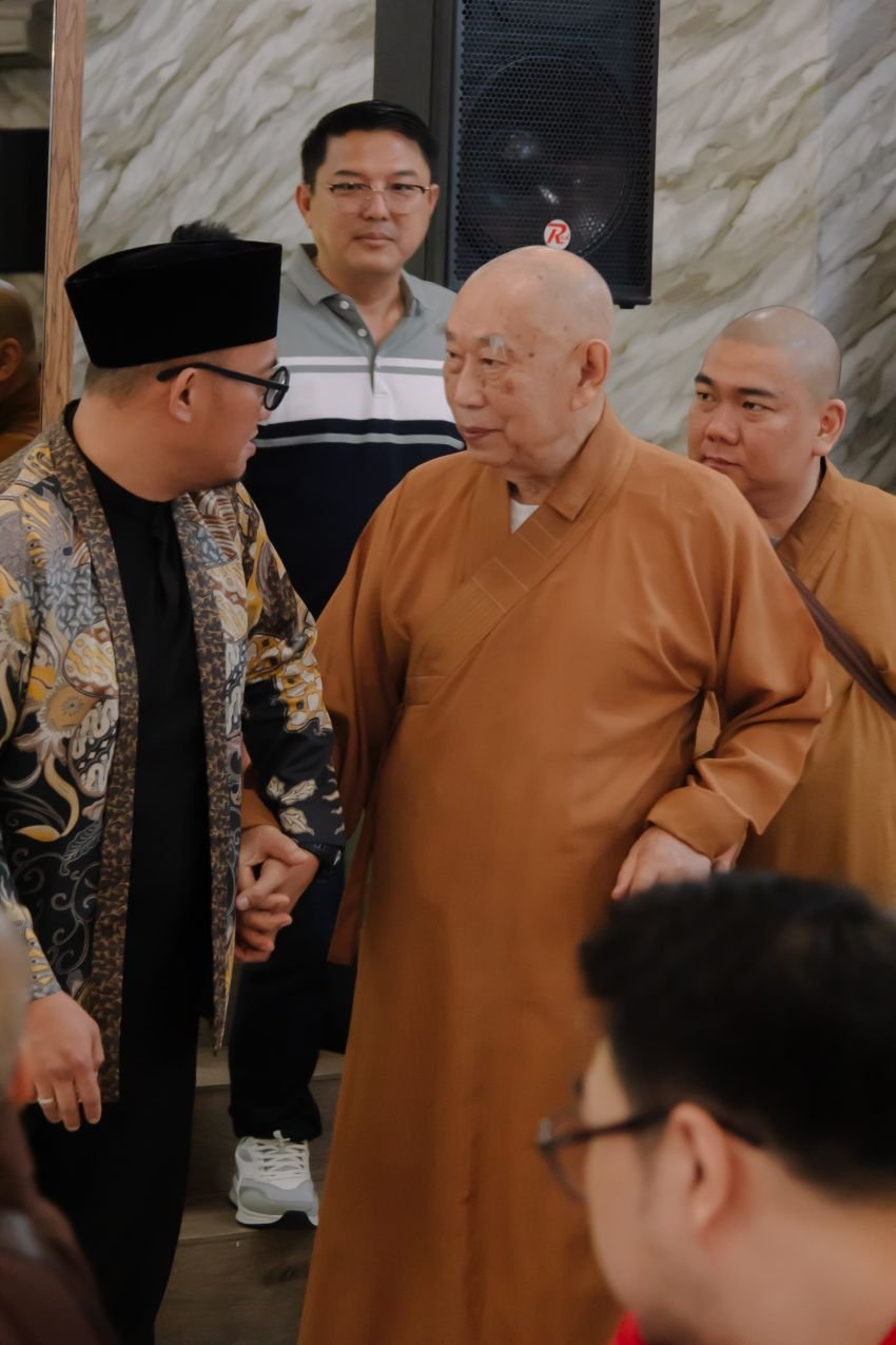Bhiksu Dharma Virya Mahasthavira dan Keluarga Leo Ryanto Sambut Jubir Presiden Terpilih Prabowo Dahnil Anzar Simanjuntak