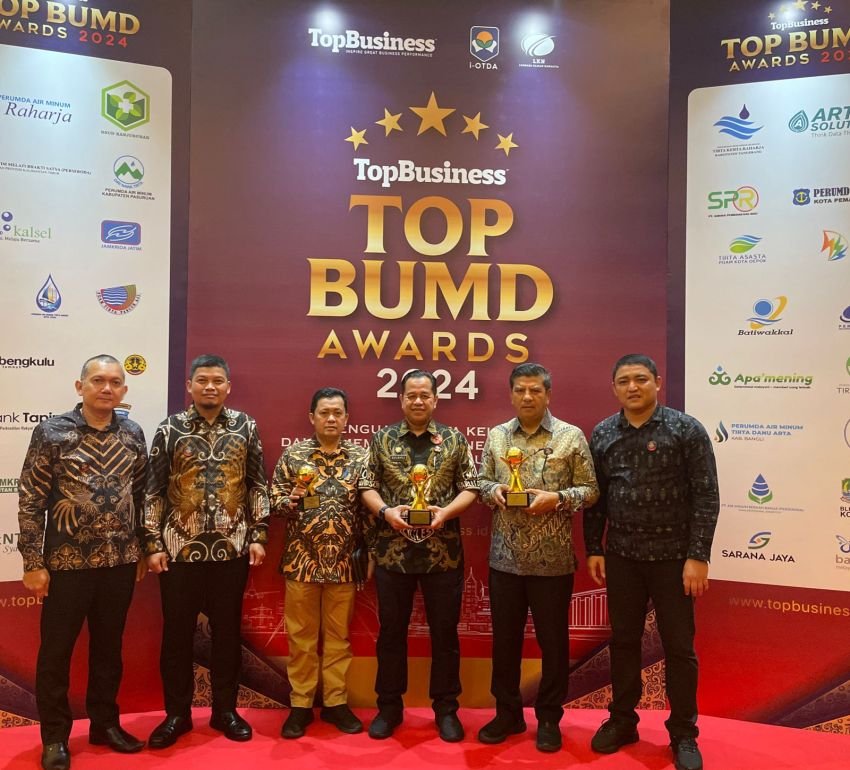 Pj Gubsu Raih TOP Pembina BUMD Perumda Tirtanadi Raih TOP BUMD Awards 2024