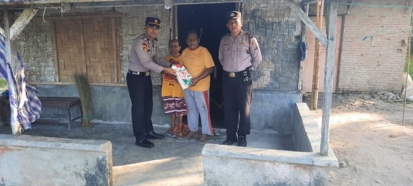 Polsek Medang Deras Beri Beras dan Makanan Berbuka Puasa Kepada Warga Kurang Mampu