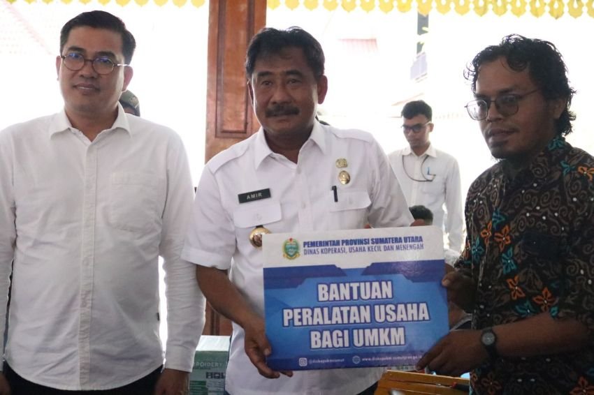Dinas Koperasi dan UMKM Provsu Serahkan Bantuan Alat Usaha