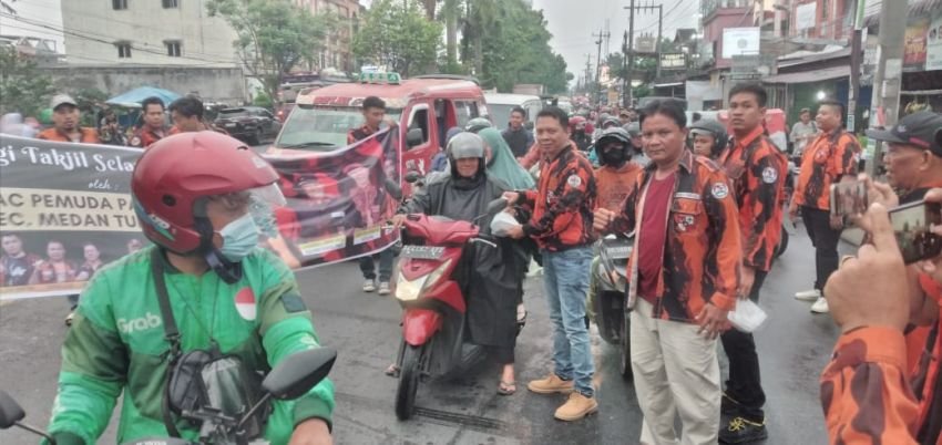 Warga Kelurahan Mangga Antusias Terima Takjil Dari PAC Medan Tuntungan