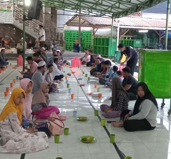 Selama Ramadhan H.Sahrial Saragih Infak 100 Nasi Kotak di Masjid Salman