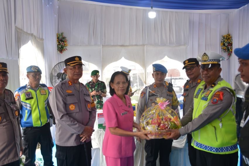 Ketua Bhayangkari Berikan Bingkisan ke Petugas Pos Pam,  Kapolres Labusel Sampaikan Arahan