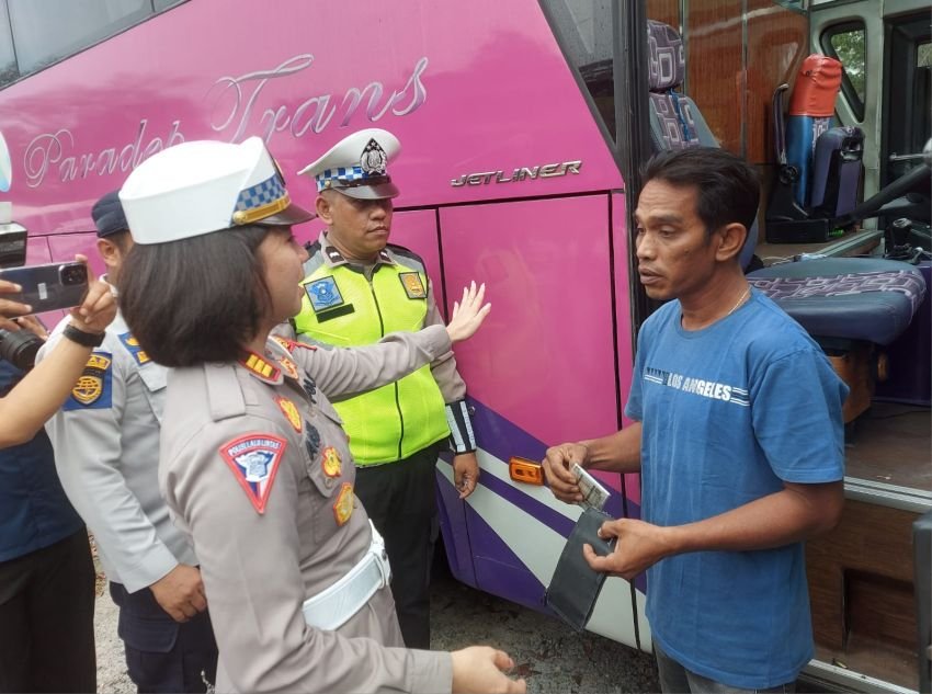 Satlantas Polres Tebing Tinggi Lakukan Pemeriksaan Supir dan Kenderaan Umum